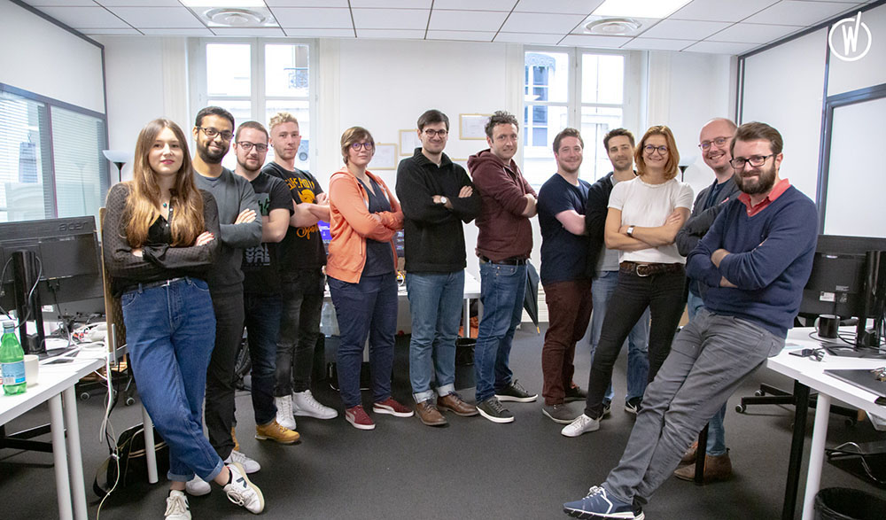 Photo d'équipe dans les bureaux